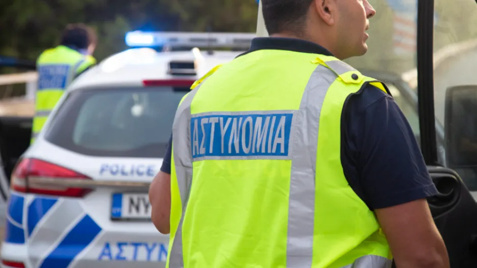 Λεμεσός: Επιχείρηση της Αστυνομίας σε πανδοχείο – Χειροπέδες σε 20 πρόσωπα για παράνομη παραμονή
